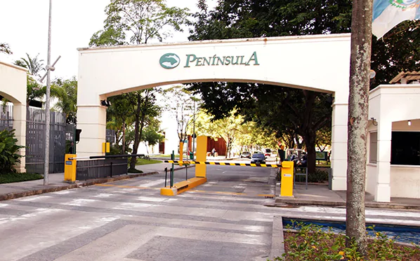 Entrada do condomínio Península
